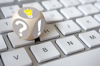 © MH - stock.adobe.com Foto: Würfel auf Tastatur mit Rufzeichen und Fragezeichen