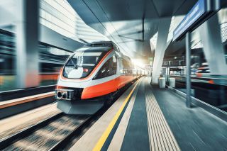 © den-belitsky - Adobe Stock.com Foto: Schnellbahn