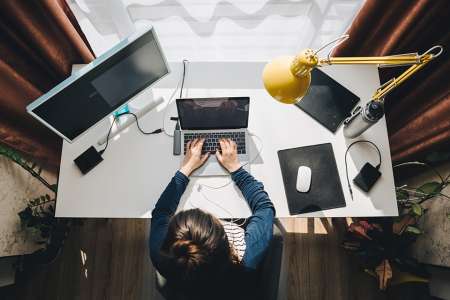 © phpetrunina14 - stock.adobe.com Foto: Frau sitzt im Homeoffice beim Schreibtisch und arbeitet am Laptop