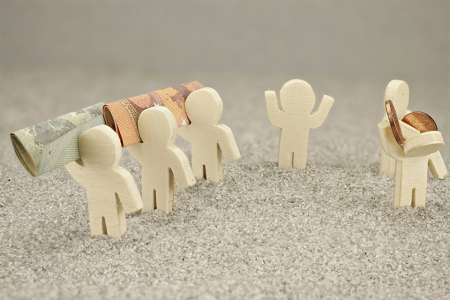 Foto: Kleine Figuren mit Geldscheinen und Münzen