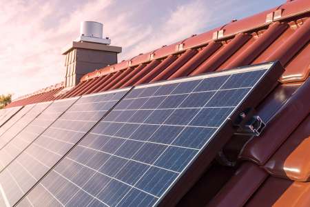 © tl6781 - stock.adobe.com Foto: Dach mit Photovoltaikanlage