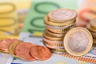 © Wolfilser - stock.adobe.com Foto: Euro Geldscheine und Münzen