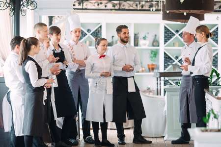 © davit85 - stock.adobe.com Foto: Beschäftige in der Gastronomie